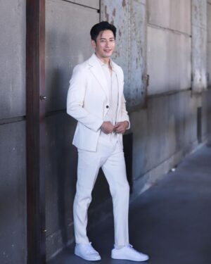 Kurt Chou Instagram - 感謝 @33_suit_up 
那天出席 #加油喜事 卡司發佈會
在會場外拍了幾組照片
闆娘還送了我一雙搭配的襪子
本想拍幾組搞怪的襪子照
最後不想破壞一身勁白的氣質
下次搭配別的服裝再來好好拍
也謝謝攝影師的幫忙🙏

@tvbsdrama