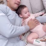Kurt Chou Instagram - 父女都腳開開，看來教育要以身作則了😂