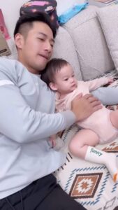 Kurt Chou Instagram - 父女都腳開開，看來教育要以身作則了😂