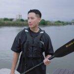 Kurt Chou Instagram - 你說什麼？划龍舟？ 過去我只知道吃粽子掛艾草，但對於長期健身的我，實在找不到理由拒絕朋友邀約。 但隔行如隔山，後面能看到我划到懷疑人生的表情，永遠不要低估其他的運動訓練，所以我會持續的划。 謝謝平哥的邀約，謝謝隊員的指導，我划的很開（疲）心（勞） #熱血 #划龍舟 #健身 #懷疑人生 #體驗 #健康 #演員 #passion #workout #experience #helathy #actor 臺北市百齡龍舟碼頭