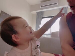 Kurt Chou Instagram - 環繞音效有聲書，不知道大家怎麼想，反正我女兒是愛了🥹

#audiobook #有聲書 #育嬰日常 #環繞音效 #education