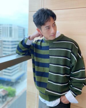 Kurt Chou Instagram - 秋意濃了，造型也該嘗試不同風格，謝謝Nihow，這次讓我有別於過去都是西裝類的出席，舒服又亮眼！

@nihow_official 
@ajo_ajobyajo_official
