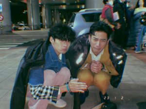 Kurt Chou Instagram - 同一個夜晚，我跟子鑑路邊冷到取暖🥹🥹