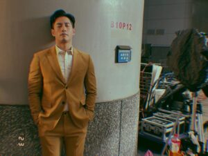 Kurt Chou Instagram - 那天夜裡，我累到在柱子旁睡著😴

@hi_im_eunice 的底片好看