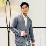Kurt Chou Instagram - 大家這兩天都有看 #加油喜事 嗎？ 如果有意見跟想法都能留言告訴我們喔！ 這次記者會的服裝我很喜歡，是過去沒嘗試過的風格，謝謝 @DYCTEAM 以及同名生活時尚選品店 @DYCTEAM_select_shop