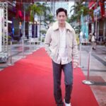 Kurt Chou Instagram - 電影 #一起一起 終於在12/16要正式上映了，今天參加首映典禮，也是第一次看正片，還是能被裡面的許多橋段感動，因為是真人真事，大部份也都是故事本人演出，特別有說服力，永遠記得電影裡的那句話！ 要去做才能創造機會，實現夢想永遠不嫌老。 喜歡勵志故事的你，有興趣也請購票到電影院支持喔！ @1717cheertogether 感謝服裝: @sandroparis #sandrotaiwan
