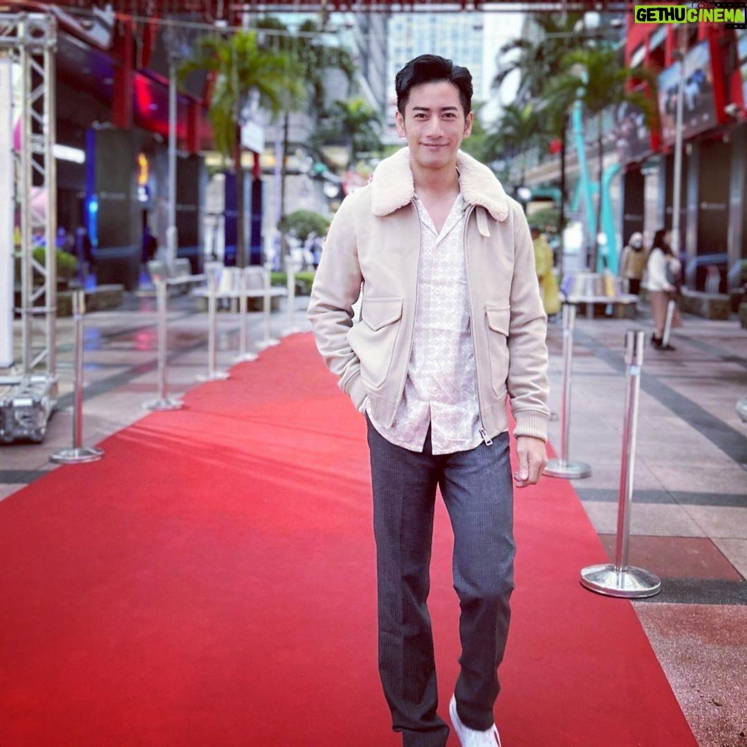Kurt Chou Instagram - 電影 #一起一起 終於在12/16要正式上映了,今天參加首映典禮,也是第一次看正片,還是能被裡面的許多橋段感動,因為是真人真事,大部份也都是故事本人演出,特別有說服力,永遠記得電影裡的那句話! 要去做才能創造機會,實現夢想永遠不嫌老。 喜歡勵志故事的你,有興趣也請購票到電影院支持喔! @1717cheertogether 感謝服裝: @sandroparis #sandrotaiwan
