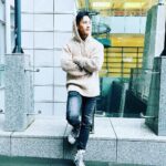 Kurt Chou Instagram - 近期 #加油喜事 正在緊鑼密鼓的宣傳，拍攝的工作也持續進行著，前陣子因為天氣變化大有了一點小感冒，但現在也痊癒了，這部新戲也即將上檔，身邊喜事連連，希望這些好運也能傳給你們也請多多支持 TVBS 12/14 起每週一至週五 晚間八點的［加油喜事］ 晚間十點也會在台視播出喔！ @tvbsdrama 感謝服裝：@sandroparis #sandrotaiwan