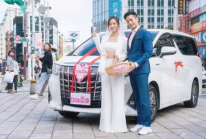 Kurt Chou Instagram - 謝謝今天來西門捧場、討喜糖的各位朋友們！也謝謝各大媒體的大哥大姐🙏

當時有那麼瞬間真的好像在西門町結了婚😂，雖然不能讓大家都有拿到喜糖，但是很高興看到你們的笑容超過全糖！

 #加油喜事 也終於要播出了，期待以新角色與大家見面🙏

12/14日起 
週一至週五 TVBS頻道
晚間十點於台視頻道播出❤️