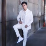 Kurt Chou Instagram - 感謝 @33_suit_up 那天出席 #加油喜事 卡司發佈會 在會場外拍了幾組照片 闆娘還送了我一雙搭配的襪子 本想拍幾組搞怪的襪子照 最後不想破壞一身勁白的氣質 下次搭配別的服裝再來好好拍 也謝謝攝影師的幫忙🙏 @tvbsdrama