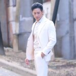 Kurt Chou Instagram - 感謝 @33_suit_up 那天出席 #加油喜事 卡司發佈會 在會場外拍了幾組照片 闆娘還送了我一雙搭配的襪子 本想拍幾組搞怪的襪子照 最後不想破壞一身勁白的氣質 下次搭配別的服裝再來好好拍 也謝謝攝影師的幫忙🙏 @tvbsdrama