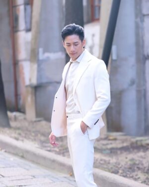 Kurt Chou Instagram - 感謝 @33_suit_up 
那天出席 #加油喜事 卡司發佈會
在會場外拍了幾組照片
闆娘還送了我一雙搭配的襪子
本想拍幾組搞怪的襪子照
最後不想破壞一身勁白的氣質
下次搭配別的服裝再來好好拍
也謝謝攝影師的幫忙🙏

@tvbsdrama