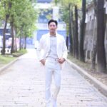 Kurt Chou Instagram - 感謝 @33_suit_up 那天出席 #加油喜事 卡司發佈會 在會場外拍了幾組照片 闆娘還送了我一雙搭配的襪子 本想拍幾組搞怪的襪子照 最後不想破壞一身勁白的氣質 下次搭配別的服裝再來好好拍 也謝謝攝影師的幫忙🙏 @tvbsdrama