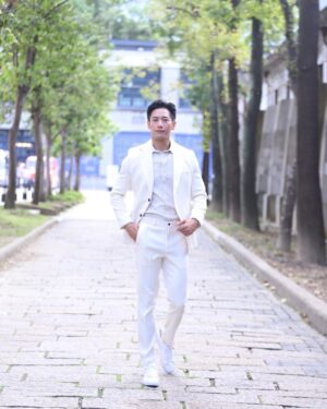 Kurt Chou Instagram - 感謝 @33_suit_up 
那天出席 #加油喜事 卡司發佈會
在會場外拍了幾組照片
闆娘還送了我一雙搭配的襪子
本想拍幾組搞怪的襪子照
最後不想破壞一身勁白的氣質
下次搭配別的服裝再來好好拍
也謝謝攝影師的幫忙🙏

@tvbsdrama