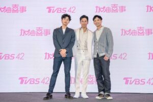 Kurt Chou Instagram - #加油喜事 
終於開始宣傳囉！每次新戲宣傳時看到的片花都會讓身為演員的我們感動，因為那是我們辛苦拍攝的精華，離正式播出大概還有一個月左右，但是我很開心能加入這個劇組，演員們與所有幕後人員都相處融洽，每天都是在歡笑中完成一天的工作，很充實也很療癒，希望喜歡看劇的你們也能在播出後支持這部戲，我真心愛戲中所有人的演出，也希望播出之後能療癒到觀影的你們❤️但為什麼最後一張好像是我被兩位警察帶走的感覺🤣

特別感謝服裝： @33_suit_up 讓我有自信第一次嘗試全身白到發光的look 

@tvbsdrama  #加油喜事