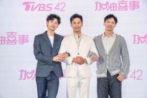 Kurt Chou Instagram - #加油喜事 
終於開始宣傳囉！每次新戲宣傳時看到的片花都會讓身為演員的我們感動，因為那是我們辛苦拍攝的精華，離正式播出大概還有一個月左右，但是我很開心能加入這個劇組，演員們與所有幕後人員都相處融洽，每天都是在歡笑中完成一天的工作，很充實也很療癒，希望喜歡看劇的你們也能在播出後支持這部戲，我真心愛戲中所有人的演出，也希望播出之後能療癒到觀影的你們❤️但為什麼最後一張好像是我被兩位警察帶走的感覺🤣

特別感謝服裝： @33_suit_up 讓我有自信第一次嘗試全身白到發光的look 

@tvbsdrama  #加油喜事