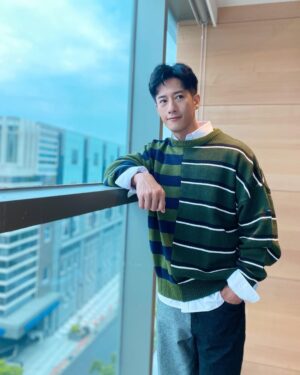 Kurt Chou Instagram - 秋意濃了，造型也該嘗試不同風格，謝謝Nihow，這次讓我有別於過去都是西裝類的出席，舒服又亮眼！

@nihow_official 
@ajo_ajobyajo_official