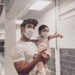 Kurt Chou Instagram – 入秋，涼爽的午後帶太太和女兒逛賣場，第一次看到自己小孩坐在購物車上，有種莫名感動，不知不覺她也快滿一歲了，提醒著我會更努力的，各方面都是！💪🏼

@aroo_tw 折扣碼：KURT2706