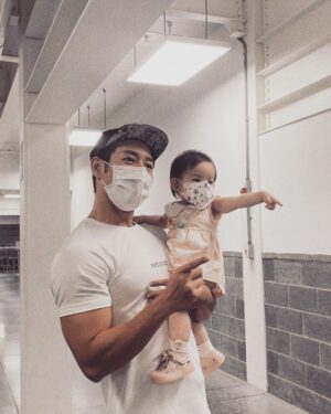 Kurt Chou Instagram - 入秋，涼爽的午後帶太太和女兒逛賣場，第一次看到自己小孩坐在購物車上，有種莫名感動，不知不覺她也快滿一歲了，提醒著我會更努力的，各方面都是！💪🏼

@aroo_tw 折扣碼：KURT2706