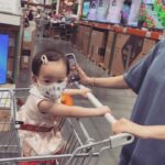 Kurt Chou Instagram - 入秋，涼爽的午後帶太太和女兒逛賣場，第一次看到自己小孩坐在購物車上，有種莫名感動，不知不覺她也快滿一歲了，提醒著我會更努力的，各方面都是！💪🏼 @aroo_tw 折扣碼：KURT2706