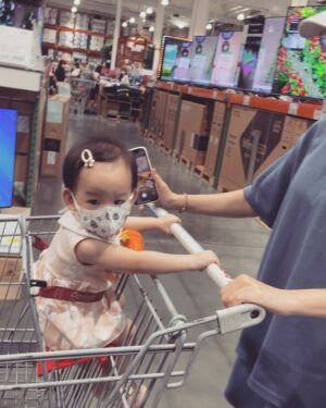 Kurt Chou Instagram - 入秋，涼爽的午後帶太太和女兒逛賣場，第一次看到自己小孩坐在購物車上，有種莫名感動，不知不覺她也快滿一歲了，提醒著我會更努力的，各方面都是！💪🏼

@aroo_tw 折扣碼：KURT2706