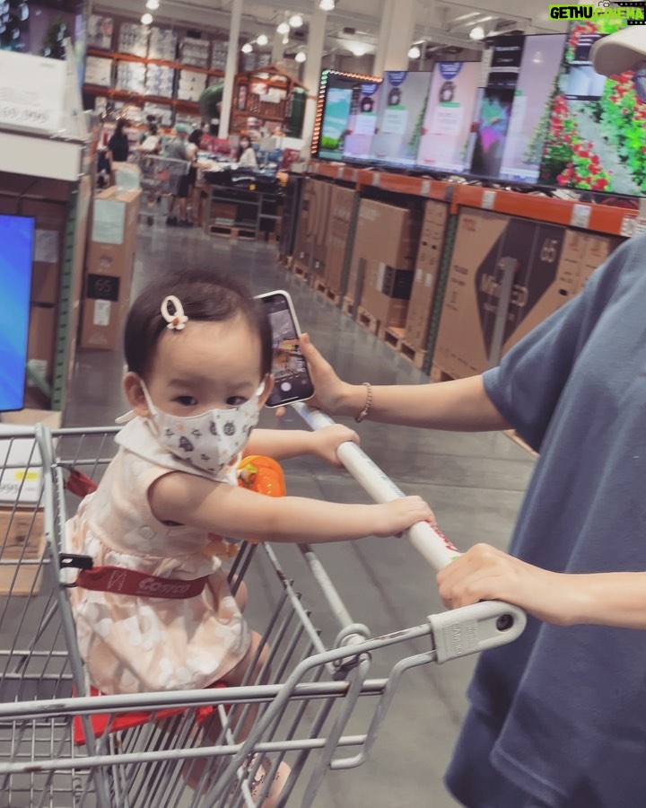 Kurt Chou Instagram - 入秋，涼爽的午後帶太太和女兒逛賣場，第一次看到自己小孩坐在購物車上，有種莫名感動，不知不覺她也快滿一歲了，提醒著我會更努力的，各方面都是！💪🏼 @aroo_tw 折扣碼：KURT2706