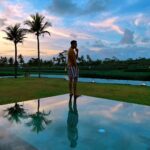 Kurt Chou Instagram – 這半個月的旅程

曾在泳池旁跟自己對話，跟朋友說了很多藏在心中的壓抑，在大自然中冥想，脫隊一個人在外遊蕩了一陣子，總在騎車中發現另一片新天地!

雖然沒有十幾年前第一次去，那樣的懵懵懂懂而驚奇的體驗，但心靈也在某些沒察覺到的細節中被療癒了。

朋友偷拍的照片，我忘了當下在想什麼，只記得當時想一個人沉思 烏布 · Bali