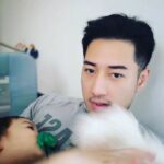 Kurt Chou Instagram – 殺青之後跟女兒幾乎形影不離一個多月了，那時開始她晚上都睡在我旁邊，從一開始的不習慣，到現在懂得睡前的Kiss goodnight，半夜哭醒起來說抱抱，早上會特別來拍我的胸膛叫我起床泡ㄋㄟㄋㄟ，這一切的進步都發生的好快，當然也有調皮搗蛋的時候，但就像我朋友說的，能看到她在我身邊肆無忌憚的大笑那就夠了。

她月中準備開始要上學了，雖然有些擔心，但我們不都是這樣適應生活的嗎？只希望她能開開心心的過日子，每天都帶著笑容入睡了！