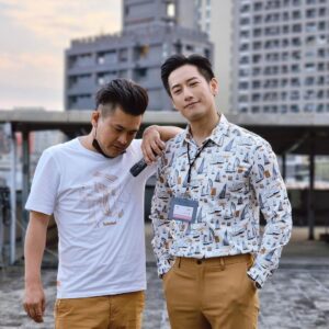 Kurt Chou Instagram - 戲服碰巧跟導演同色系時
他竟然比我更快擺拍😂😂