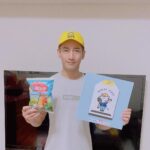 Kurt Chou Instagram - 今天看到有一男童誤闖國道，還好有熱心司機協助保護，並找到男童父母，這樣危險的事件不知在世界的角落每天要上演多少次😥 近期由靖娟兒童安全文教基金會 與全家便利商店合作的公益活動 #小黃帽交通安全計畫 讓孩子能夠學習專業的交通安全知識，遠離風險、平安長大 行動1：到全台 4100家全家便利超商捐零錢，一起支持交安教育！ 行動2：使用全家 APP捐款，做公益好簡單！還有機會抽中 ＃國民姐夫 AKIRA同款御守！ 行動3：到全家購買限定款 ＃寶咔咔 公益包，讓更多孩子有機會學會安全交通行為，從小成為良好 用路人！ @familymart_tw #靖娟基金會＃聯華食品 #全家＃全家便利商店