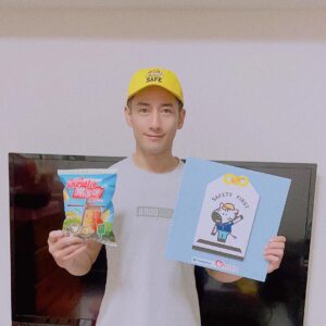 Kurt Chou Instagram - 今天看到有一男童誤闖國道，還好有熱心司機協助保護，並找到男童父母，這樣危險的事件不知在世界的角落每天要上演多少次😥

近期由靖娟兒童安全文教基金會
與全家便利商店合作的公益活動
#小黃帽交通安全計畫 

讓孩子能夠學習專業的交通安全知識，遠離風險、平安長大

行動1：到全台 4100家全家便利超商捐零錢，一起支持交安教育！
行動2：使用全家 APP捐款，做公益好簡單！還有機會抽中 ＃國民姐夫 AKIRA同款御守！
行動3：到全家購買限定款 ＃寶咔咔 公益包，讓更多孩子有機會學會安全交通行為，從小成為良好
用路人！
@familymart_tw 
#靖娟基金會＃聯華食品 #全家＃全家便利商店