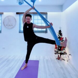 Kurt Chou Instagram - 「我真的會四分五裂」
是我體驗空中瑜珈當下，腦中出現的唯一一句話。

對於平常幾乎所有運動都偏向肌力（重訓、龍舟）與有氧運動（拳擊）的我，當下真的有快暈過去的感覺

表情控制在此時已經蕩然無存，但結束後還是收穫滿滿，通體舒暢

謝謝小霓老師的教學，讓我更了解我的柔(老)軟(骨)度(頭)

之後再分享那些表情崩潰的影片