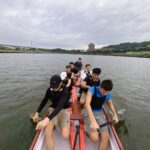 Kurt Chou Instagram - 你說什麼？划龍舟？ 過去我只知道吃粽子掛艾草，但對於長期健身的我，實在找不到理由拒絕朋友邀約。 但隔行如隔山，後面能看到我划到懷疑人生的表情，永遠不要低估其他的運動訓練，所以我會持續的划。 謝謝平哥的邀約，謝謝隊員的指導，我划的很開（疲）心（勞） #熱血 #划龍舟 #健身 #懷疑人生 #體驗 #健康 #演員 #passion #workout #experience #helathy #actor 臺北市百齡龍舟碼頭