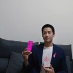 Kurt Chou Instagram - #乳癌 長年以來一直是女性發生率第一的癌症 甚至近幾年來也有年齡下降的趨勢 當然這跟壓力和飲食有很直接的關係 不過幸運的是，現代人越來越重視養生 很多的醫療檢查也越來越精準 希望大家都能意識健康才是財富 我是 周孝安 跟我一起響應粉紅絲帶🎗️ 乳癌防治宣導活動傳遞粉紅能量💕 雅詩蘭黛集團邁入推廣粉紅絲帶 乳癌防治的第 31 年 今年一樣透過粉紅絲帶系列宣導活動為台灣癌症臨床研究發展基金會積極募款 並透過深入偏鄉的乳房攝影車、乳房超音波檢查服務及自我檢測的推廣，以實際行動推動乳癌防治！ 這次的禮盒以圓形轉盤象徵女性乳房，轉盤內藏台灣乳癌關鍵數據 提醒大眾對乳癌潛在病變的重視 雅詩蘭黛集團 & 台灣癌症臨床研究發展基金會 邀您一同成為病友的支持力量！ 凡參與公益募款滿 1,000 元，即有機會抽中粉紅絲帶限定商品🎀 💝前往了解：https://bit.ly/45Uy1HD #雅詩蘭黛集團粉紅絲帶 #團結你我終結乳癌 #TimeToEndBreastCancer