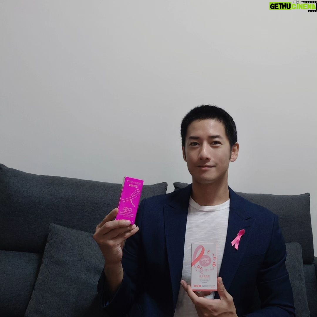 Kurt Chou Instagram - #乳癌 長年以來一直是女性發生率第一的癌症 甚至近幾年來也有年齡下降的趨勢 當然這跟壓力和飲食有很直接的關係 不過幸運的是,現代人越來越重視養生 很多的醫療檢查也越來越精準 希望大家都能意識健康才是財富 我是 周孝安 跟我一起響應粉紅絲帶🎗️ 乳癌防治宣導活動傳遞粉紅能量💕 雅詩蘭黛集團邁入推廣粉紅絲帶 乳癌防治的第 31 年 今年一樣透過粉紅絲帶系列宣導活動為台灣癌症臨床研究發展基金會積極募款 並透過深入偏鄉的乳房攝影車、乳房超音波檢查服務及自我檢測的推廣,以實際行動推動乳癌防治! 這次的禮盒以圓形轉盤象徵女性乳房,轉盤內藏台灣乳癌關鍵數據 提醒大眾對乳癌潛在病變的重視 雅詩蘭黛集團 & 台灣癌症臨床研究發展基金會 邀您一同成為病友的支持力量! 凡參與公益募款滿 1,000 元,即有機會抽中粉紅絲帶限定商品🎀 💝前往了解:https://bit.ly/45Uy1HD #雅詩蘭黛集團粉紅絲帶 #團結你我終結乳癌 #TimeToEndBreastCancer