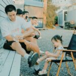 Kurt Chou Instagram – 帶著女兒去嘉義參加了朋友的生日
兩天一夜的中間穿插了一些團隊遊戲
我被分配到要抓到人才能贏的老鷹
本想輕鬆玩開心就好，畢竟老大不小了
但也不知為何突然又認真起來
充滿碎石的場地也讓我傷痕纍纍
但還是充滿了無數美好回憶

@ajgimi7 生日快樂，祝福每年都能一樣幸福健康，謝謝新朋友紀錄的照片！