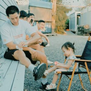 Kurt Chou Instagram - 帶著女兒去嘉義參加了朋友的生日
兩天一夜的中間穿插了一些團隊遊戲
我被分配到要抓到人才能贏的老鷹
本想輕鬆玩開心就好，畢竟老大不小了
但也不知為何突然又認真起來
充滿碎石的場地也讓我傷痕纍纍
但還是充滿了無數美好回憶

@ajgimi7 生日快樂，祝福每年都能一樣幸福健康，謝謝新朋友紀錄的照片！