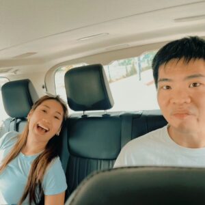 Kurt Chou Instagram - 帶著女兒去嘉義參加了朋友的生日
兩天一夜的中間穿插了一些團隊遊戲
我被分配到要抓到人才能贏的老鷹
本想輕鬆玩開心就好，畢竟老大不小了
但也不知為何突然又認真起來
充滿碎石的場地也讓我傷痕纍纍
但還是充滿了無數美好回憶

@ajgimi7 生日快樂，祝福每年都能一樣幸福健康，謝謝新朋友紀錄的照片！