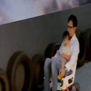 Kurt Chou Instagram - 提前幫女兒過了生日
胡椒天生比較喜歡車子跟刺激的事
所以我帶她去玩了親子甩尾車
只要有速度感的事她都很享受

也謝謝陪伴我們父女一起過生日的家人
我可以在你們面前又哭又笑吵吵鬧鬧
謝謝兩位姨姨的生日禮物（另一個來不及拍）女兒生日的笑容，妳們功不可沒