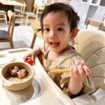 Kurt Chou Instagram – 提前幫女兒過了生日
胡椒天生比較喜歡車子跟刺激的事
所以我帶她去玩了親子甩尾車
只要有速度感的事她都很享受

也謝謝陪伴我們父女一起過生日的家人
我可以在你們面前又哭又笑吵吵鬧鬧
謝謝兩位姨姨的生日禮物（另一個來不及拍）女兒生日的笑容，妳們功不可沒