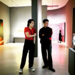 Kurt Chou Instagram – 這次應邀台北美術館的邀請，參與了這次 #楊德昌之夜 的夜間特展，也因為這次活動有 @voguetaiwan 的聯名，場外有DJ美酒點心可以享受。

我還記得在我小學時期，當時是還算嚴謹的社會氣氛，某天大人們都在討論一部根據社會事件真人真事改編的電影，叫做“牯嶺街少年殺人事件”，轟動當時的影劇圈，到我長大了才有機會再透過電影頻道觀看，甚至到後來楊德昌導演的“一一”

這次花了半個多小時走完整個展區，看到了許多當時拍戲用的手寫大表，手畫定妝稿，還有許多出現在楊導電影裡的經典道具，或許往後都只能用這些電影緬懷這位導演，但影響的可是無數後代戲劇人的精神，謝謝 北美館的邀請，帶我走了一趟楊德昌導演的內心與創作世界。

感謝服裝贊助：@33_suit_up

#emptyTFAM #楊德昌之夜 #filmTFAI #VOGUETAIWAN #酉鬼啤酒 #麥卡倫
