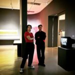 Kurt Chou Instagram – 這次應邀台北美術館的邀請，參與了這次 #楊德昌之夜 的夜間特展，也因為這次活動有 @voguetaiwan 的聯名，場外有DJ美酒點心可以享受。

我還記得在我小學時期，當時是還算嚴謹的社會氣氛，某天大人們都在討論一部根據社會事件真人真事改編的電影，叫做“牯嶺街少年殺人事件”，轟動當時的影劇圈，到我長大了才有機會再透過電影頻道觀看，甚至到後來楊德昌導演的“一一”

這次花了半個多小時走完整個展區，看到了許多當時拍戲用的手寫大表，手畫定妝稿，還有許多出現在楊導電影裡的經典道具，或許往後都只能用這些電影緬懷這位導演，但影響的可是無數後代戲劇人的精神，謝謝 北美館的邀請，帶我走了一趟楊德昌導演的內心與創作世界。

感謝服裝贊助：@33_suit_up

#emptyTFAM #楊德昌之夜 #filmTFAI #VOGUETAIWAN #酉鬼啤酒 #麥卡倫