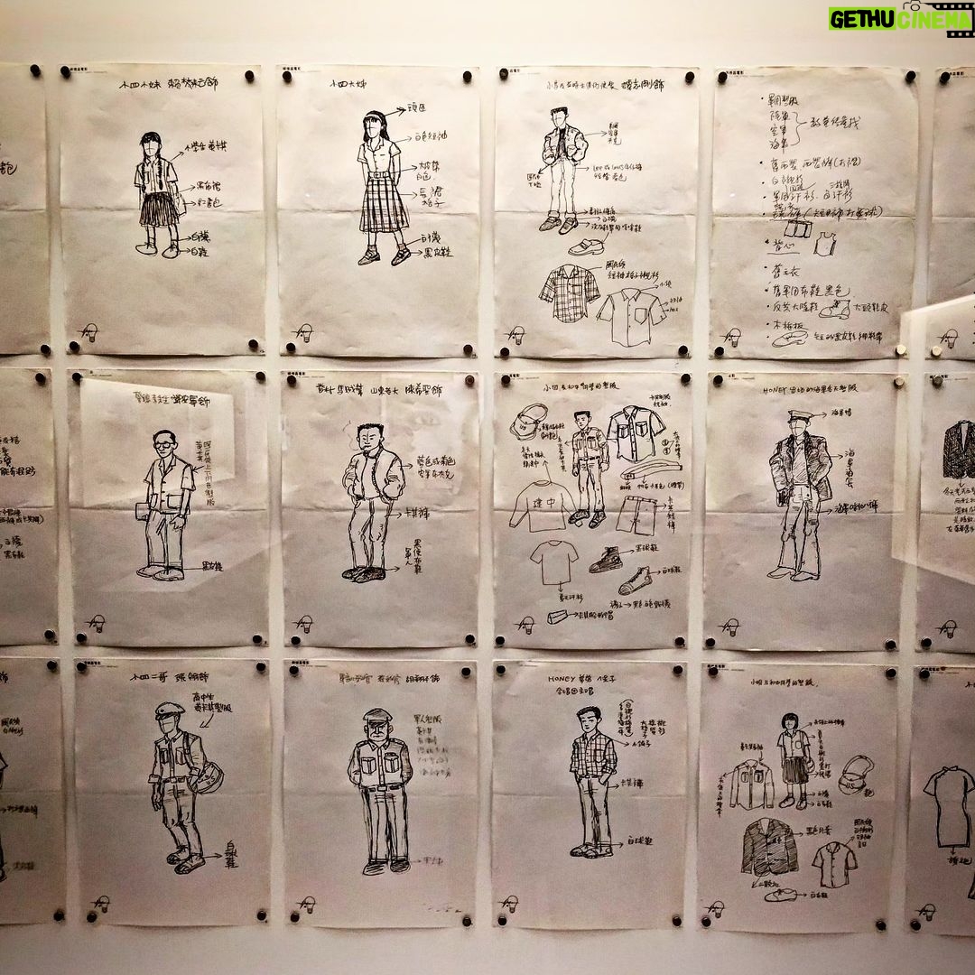 Kurt Chou Instagram - 這次應邀台北美術館的邀請,參與了這次 #楊德昌之夜 的夜間特展,也因為這次活動有 @voguetaiwan 的聯名,場外有DJ美酒點心可以享受。 我還記得在我小學時期,當時是還算嚴謹的社會氣氛,某天大人們都在討論一部根據社會事件真人真事改編的電影,叫做“牯嶺街少年殺人事件”,轟動當時的影劇圈,到我長大了才有機會再透過電影頻道觀看,甚至到後來楊德昌導演的“一一” 這次花了半個多小時走完整個展區,看到了許多當時拍戲用的手寫大表,手畫定妝稿,還有許多出現在楊導電影裡的經典道具,或許往後都只能用這些電影緬懷這位導演,但影響的可是無數後代戲劇人的精神,謝謝 北美館的邀請,帶我走了一趟楊德昌導演的內心與創作世界。 感謝服裝贊助:@33_suit_up #emptyTFAM #楊德昌之夜 #filmTFAI #VOGUETAIWAN #酉鬼啤酒 #麥卡倫