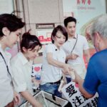 Kurt Chou Instagram - 端午佳節前，跟著自家的兄弟姊妹來到台北車站做公益，第一次親自親手發放愛心便當給火車站的大哥大姐，過程中感受到大家的喜悅以及感激，對我來說始終是散播愛的人總是比獲得的人更滿足！ 期待未來還能有更多能親力親為、也能幫助他人的任務來臨♥️♥️♥️ 謝謝贊助廠商 三樵燒肉 @sanchiaotaiwan 潮肉壽喜燒 @chaorau 郁方姐熱心的號召 @maggiemaggielu 以及所有來現場協助的工作人員 攝影師：凱哥/ 小龔/ 明華