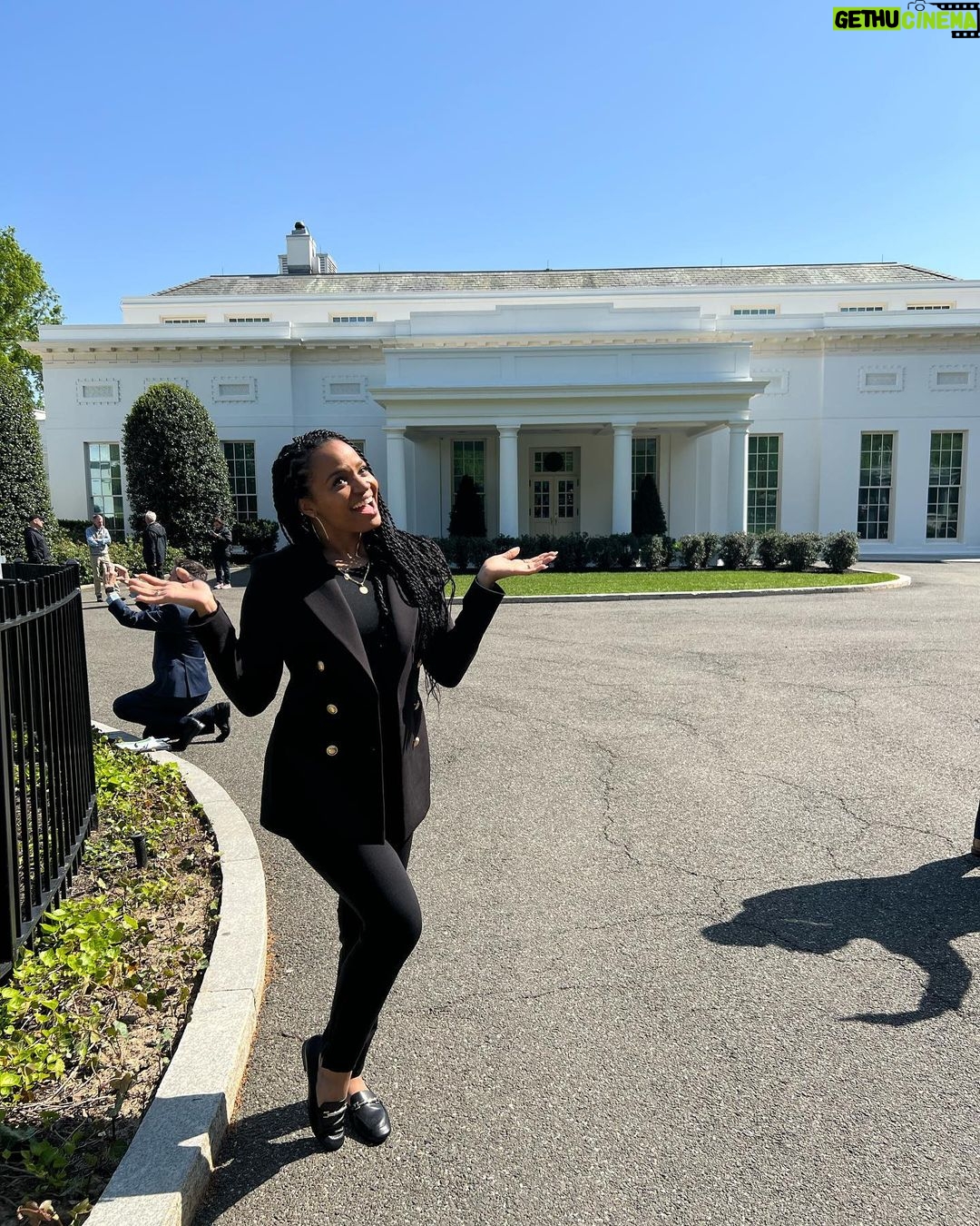 Kyla Pratt Instagram - It’s funny. While being excited to be on the property. The giddiness went away when it was time to have real conversations. I have so many videos and pictures (which most likely be in my story) To be able to come in contact with such an amazing organization @thecreativecoalition was unreal. To sit down with people from different backgrounds and remind them we are all connected, We are all human beings and arts are needed regardless of your political beliefs was an amazing experience. I was told to bug them and i definitely will. 🎭🎨📝❤️ #TheRightToBearArts #MentalHealth #TheCreativeCoalition #WhiteHouse The White Hοuse