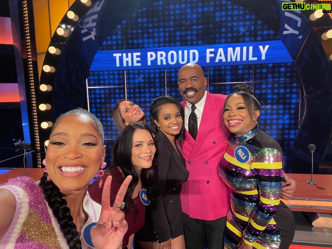 Kyla Pratt Instagram - Still extra smiling!!!! I can’t believe i got to play @familyfeudabc with my @theproudfamily !!!! I have so many photos and videos i don’t even know what to post 🤣 @moonfrye @keke @alisareyes @pjaiparker @iamsteveharveytv