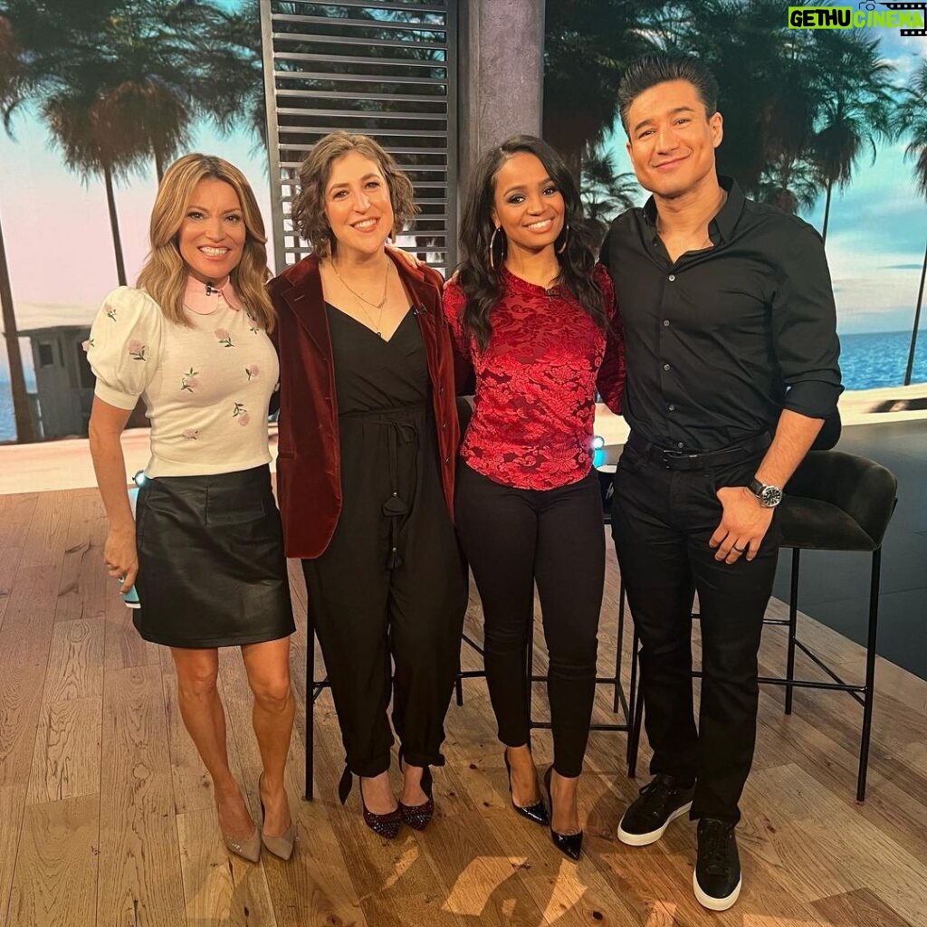 Kyla Pratt Instagram - Stopped by @accesshollywood #AccessDaily with @missmayim to talk all about @callmekatfox @theproudfamily & @jeopardy With @kithoover & @mariolopez Airing today. check your local listings 😊 Make up @makeupbykweli Hair @a1hair_