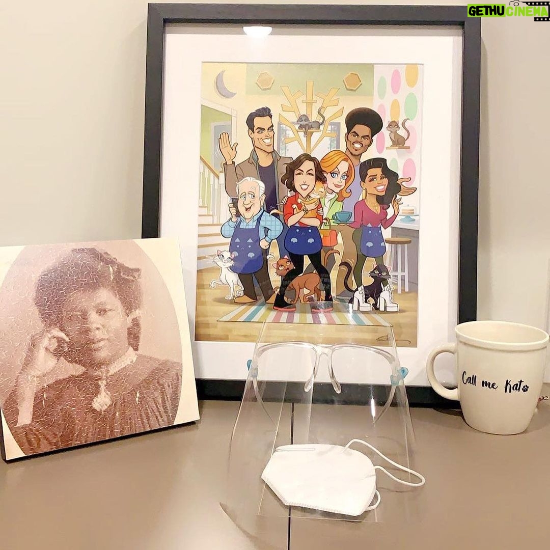 Kyla Pratt Instagram - We came together and formed a little family. Being a part of this project has been a long time coming. Being shut down before even getting to start during such an unpredictable time. Meeting everyone via zoom. Seeing each other in person but having to stay away. Not being able to see each other’s faces while trying to develop who these characters are. Testing Testing Testing. Hoping and praying we could all get thru shooting a season with no one getting sick or getting shut down was crazy. But it was so worth it. I’m so happy i got to meet and work with these beautiful people. The crew was super dope. And this cast? When i tell you every single one of them is so special in every way. Getting to know them and being fortunate enough to be surrounded by their energy during this crazy time was amazing. @missmayim @julian_gant @mrcheyennejackson @thelesliejordan #SwoozieKurtz Thank you to those who watched and allowed themselves to escape if only for 30 min. 😻😻😻😻😻😻 i love y’all. Until next time #CallMeKat #Season1 ☺️❤️ Amazing Artwork by @instaglenhanson 😻
