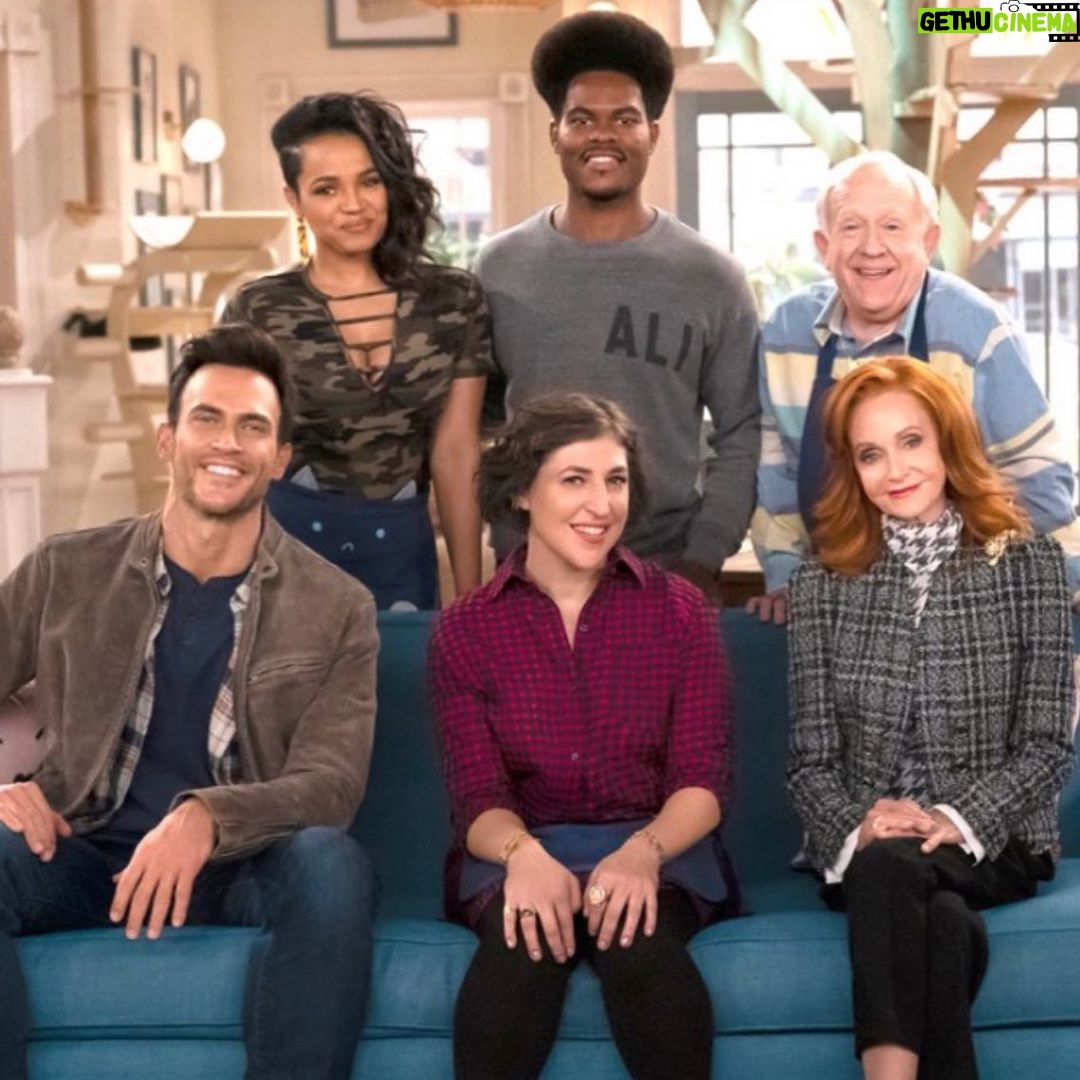 Kyla Pratt Instagram - 6 days away from you all meeting this crazy cast on @foxtv !!! @mrcheyennejackson @julian_gant @missmayim @thelesliejordan #swooziekurtz @callmekatfox !!!!! Can’t waaaaaait!!! 🤪😻🥰 #CallMeKat