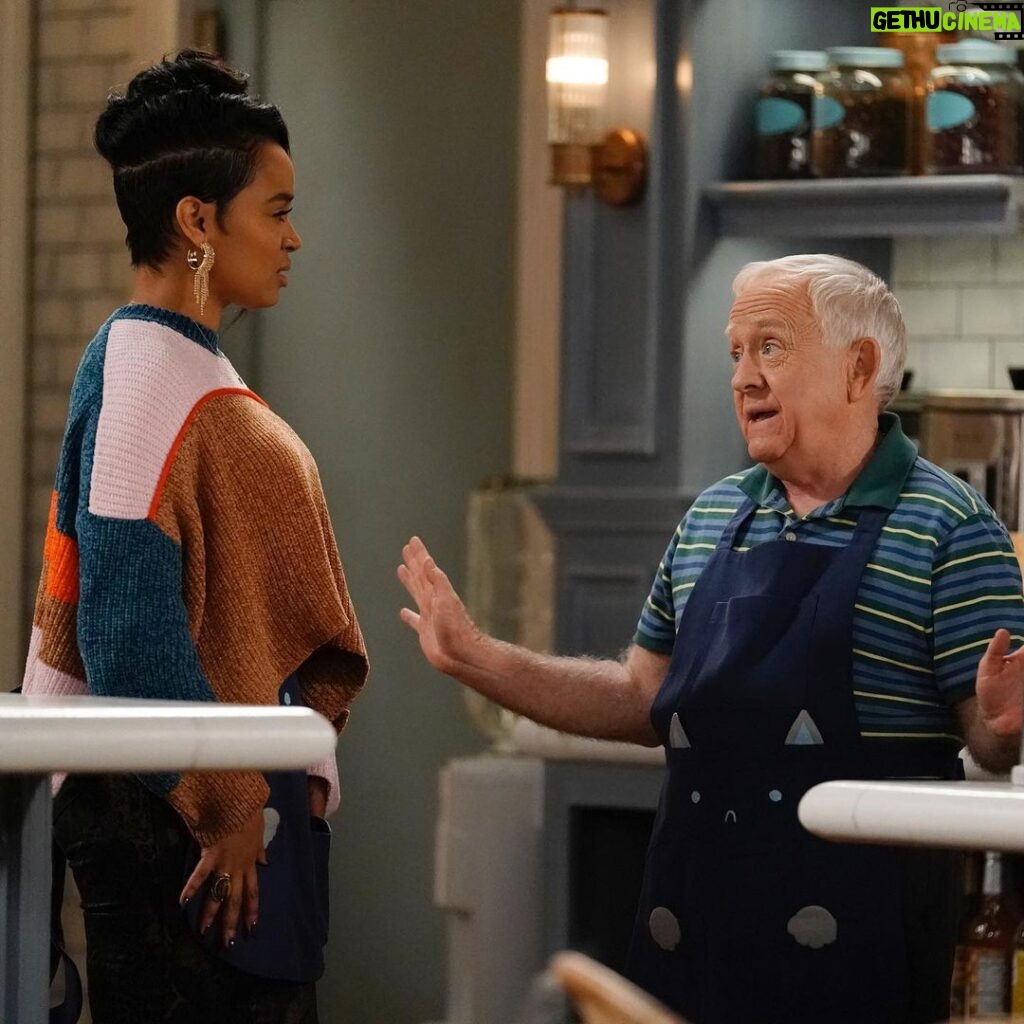 Kyla Pratt Instagram - All New @callmekatfox on @foxtv Now! Tune in and see what these crazy people are up to 😻🤪🥰 #CallMeKat
